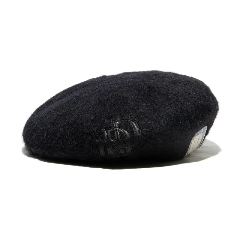 LEATHER WAPPEN FLUFFY BERET - Black