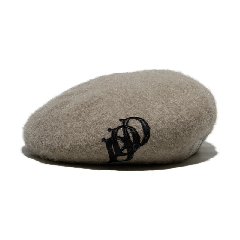 LEATHER WAPPEN FLUFFY BERET - Beige